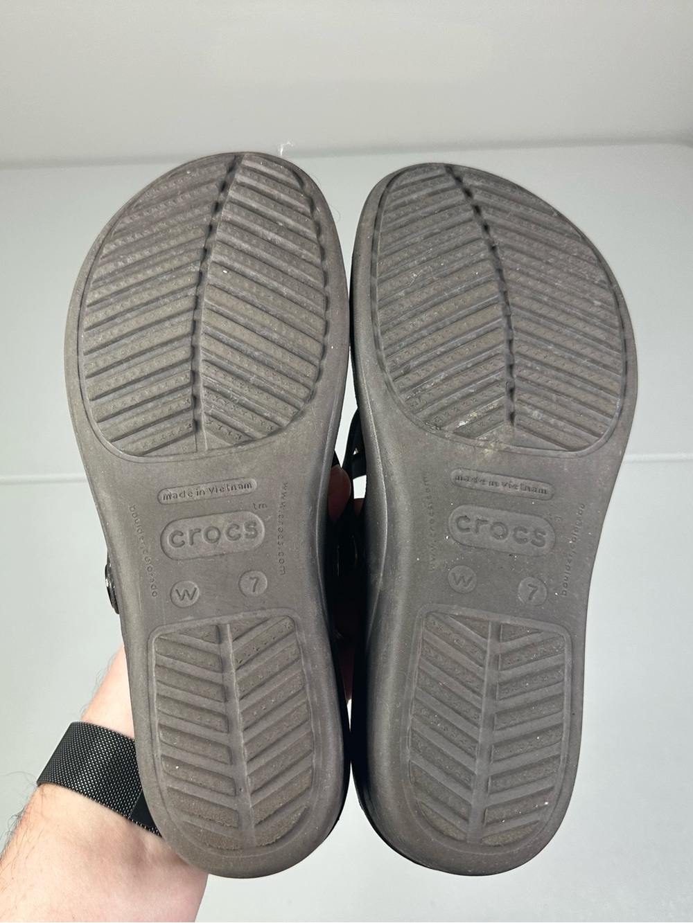 CROCS Sanrah Circle Hammered Metal Wedge Flip Sandals - Picture 8 of 9